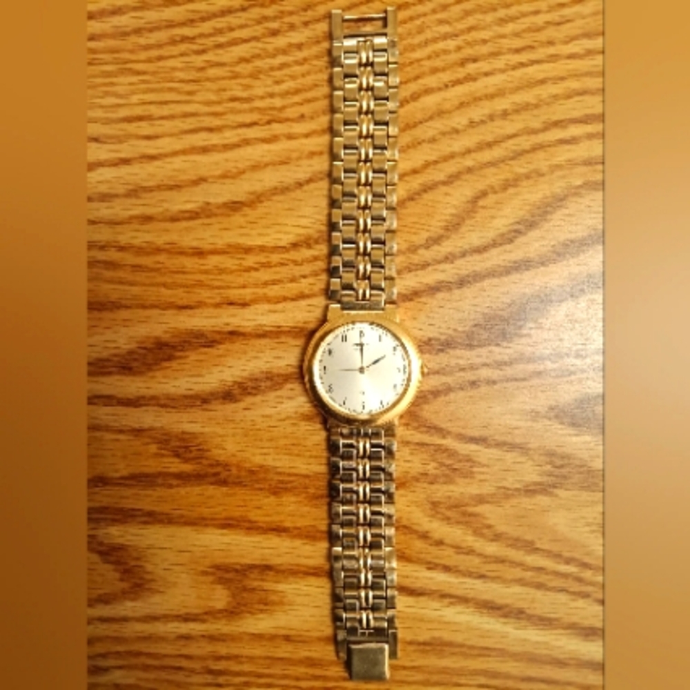 Seiko V701-1K00 R1 Men's Gold Watch